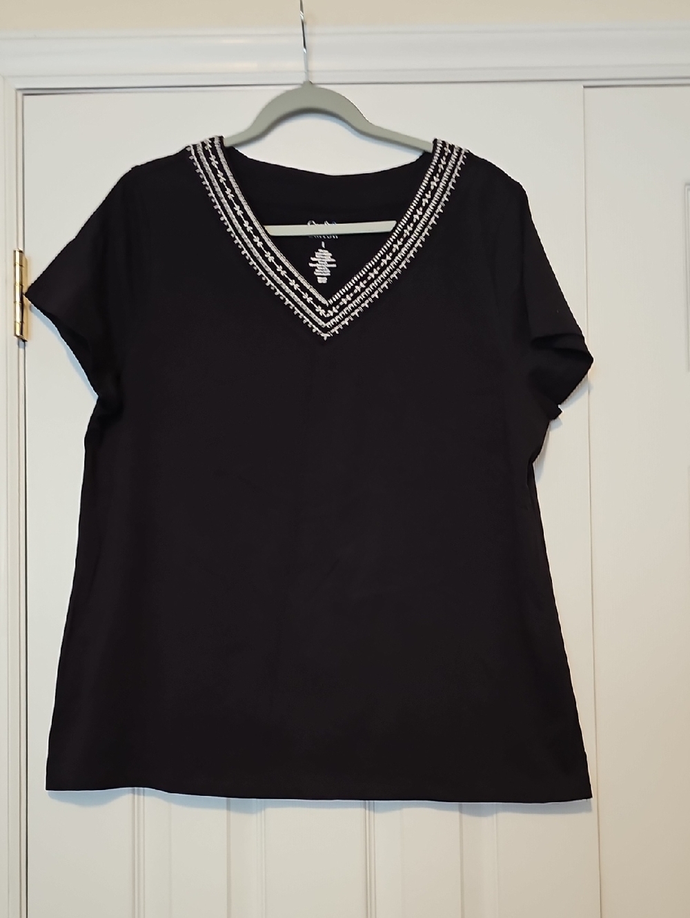 Croft & Barrow Embroidered V-Neck Short Sleeve Women's Top - Black